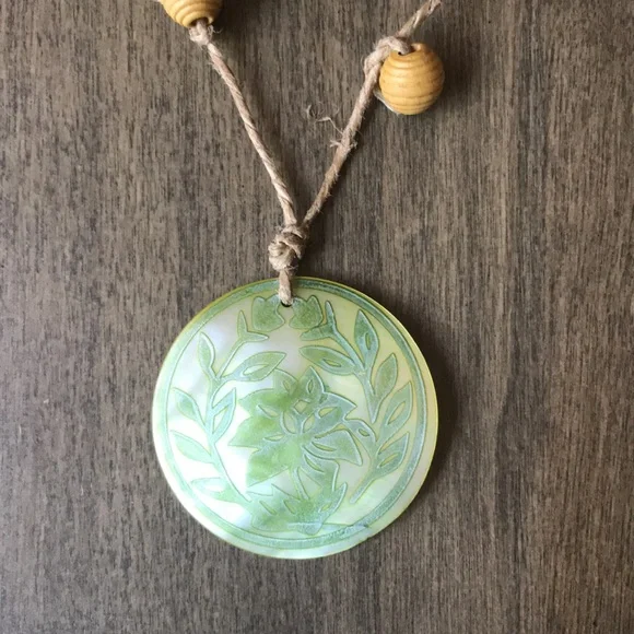 Handmade hemp string and shell pendant choker - Picture 2 of 7